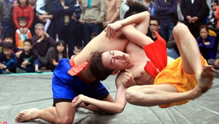 Arena de lucha tradicional de la aldea Mai Dong en Festival del Tet