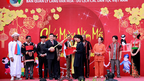 Mandatario en Fiesta primaveral en Aldea de Cultura y Turismo de Etnias vietnamitas