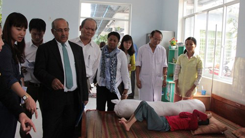 Entrega UNICEF regalos a victimas de Agente Naranja en Vietnam