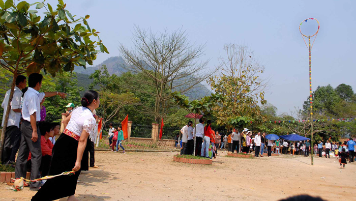 Lanzamiento del “con”, juego popular en festejos tradicionales de los Thai