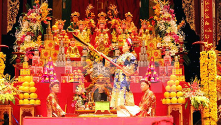 Embajadores extranjeros en Vietnam atraídos por interpretación de “Chau Van – Hau Dong”