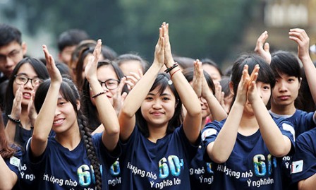 Jóvenes vietnamitas y el movimiento La Hora del Planeta 2016 por el medio ambiente
