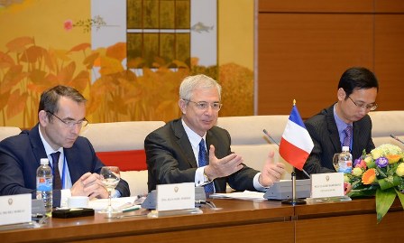 Finaliza exitosamente visita a Vietnam del presidente parlamento francés
