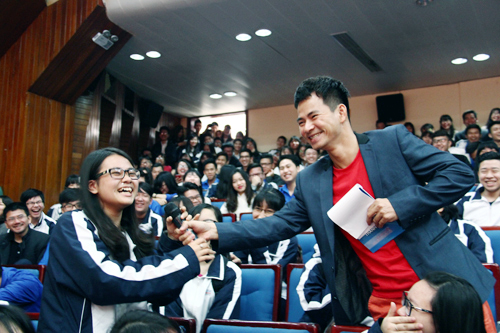 Efectúan conversatorio electoral para ciudadanos de 18 años de edad en Vietnam