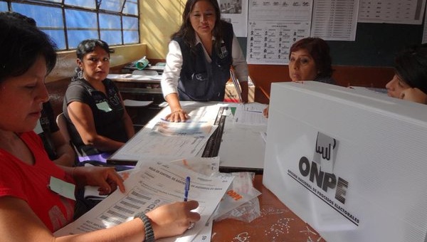 Abren centros electorales en Perú para elecciones generales