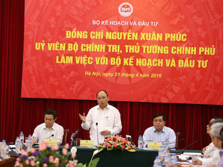 Primer ministro de Vietnam orienta el desarrollo socioeconómico para el próximo lustro