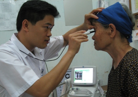 Vu Manh Ha, un médico vietnamita dedicado a los pacientes pobres