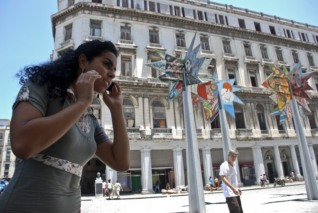 Cuba y Estados Unidos firman acuerdos de cooperación en materia de telecomunicaciones