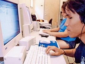 Embajada japonesa dona máquinas Braille para discapacitados visuales de Da Nang