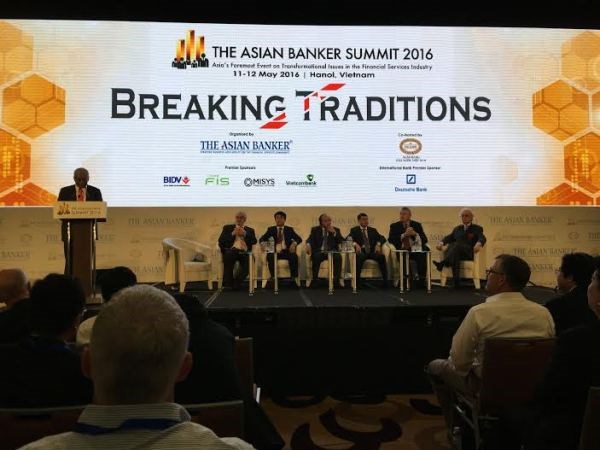 Pondera dirigente de Vietnam espíritu de creatividad del sector bancario asiático