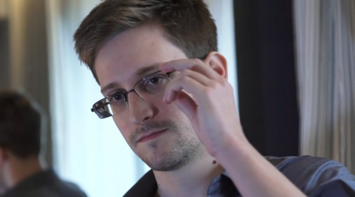 Presentan archivos secretos de Edward Snowden a la prensa