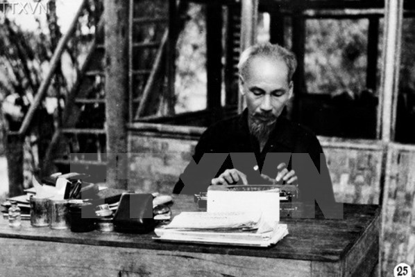 Promulgan Directiva sobre seguimiento de ideología y moral de Ho Chi Minh