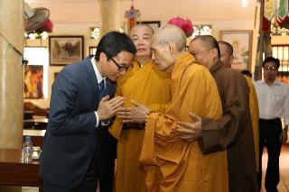 Vicepremier vietnamita honra sacrificios del budismo por la Patria