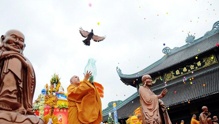 Vietnam conmemora solemnemente aniversario 2560 del nacimiento y la iluminación del Buda