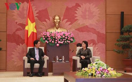 Máximo líder parlamentario de Vietnam recibe a embajadores de China y Australia