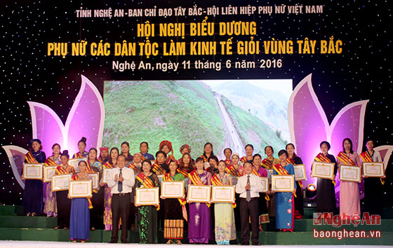 Reconocen en Vietnam a mujeres étnicas con sobresalientes logros económicos