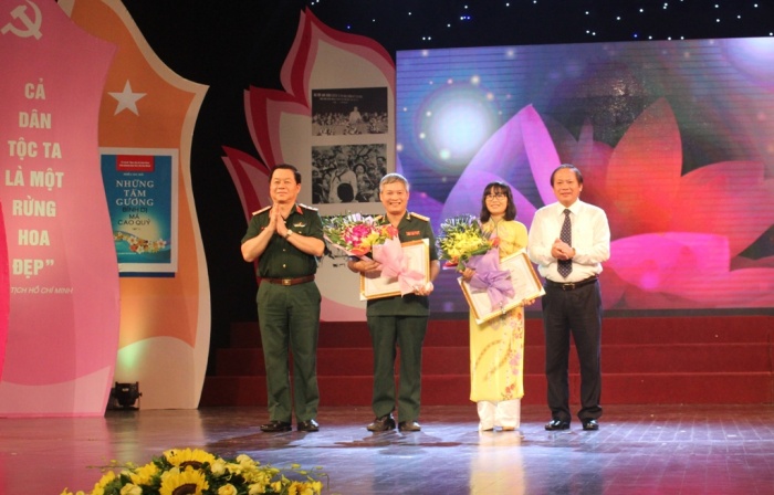 Celebran acto de entrega de premios del concurso de escritura “Ejemplos sencillos y nobles”