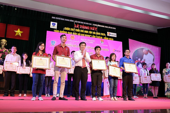 Premian a jóvenes destacados en seguir el ejemplo moral de Ho Chi Minh