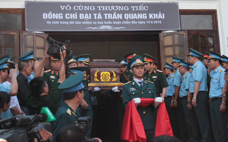 Efectúan funeral con honores militares de Tran Quang Khai, piloto de avión desaparecido