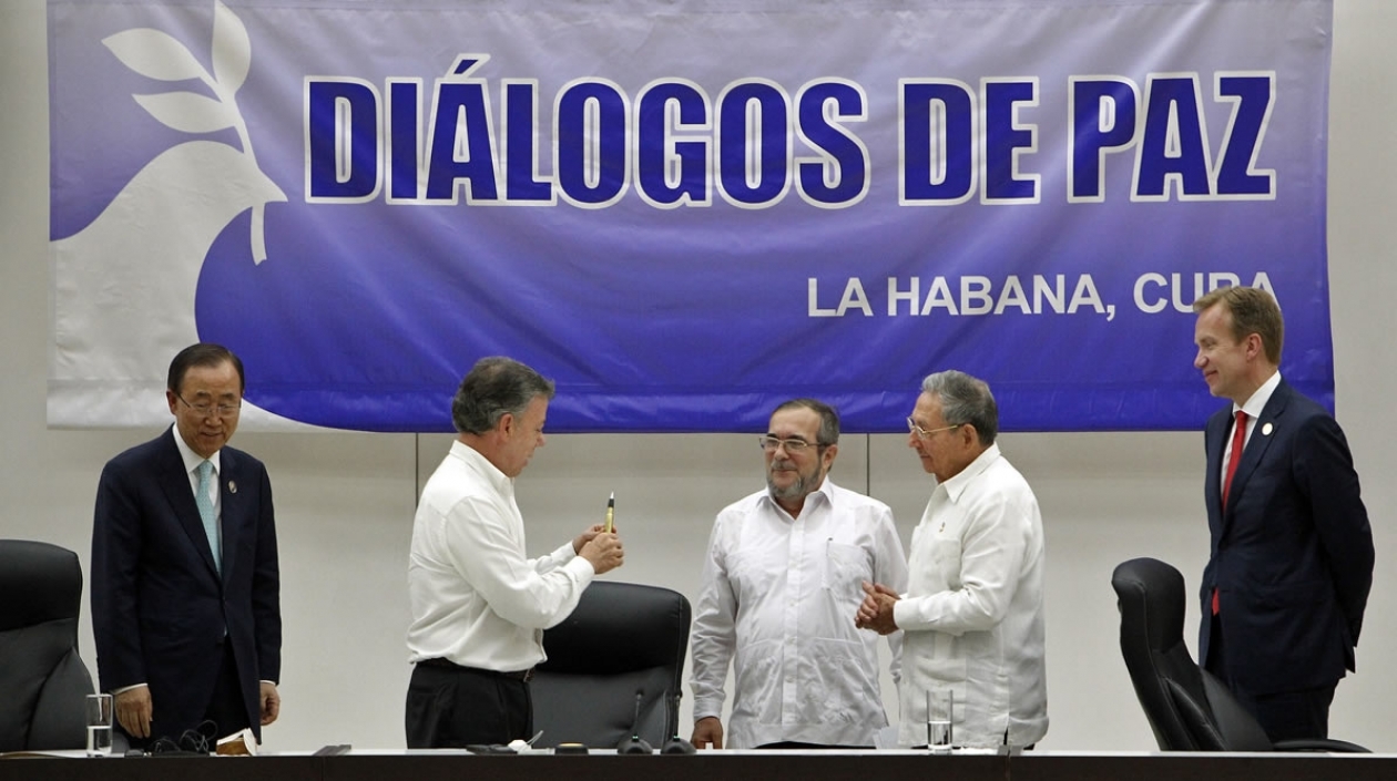 Gobierno colombiano y FARC firman oficialmente un acuerdo de alto el fuego
