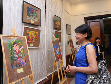 Celebran exposición de pinturas infantiles sobre la familia en Hanoi