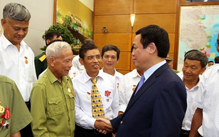 Vicepremier vietnamita se reúne con personas de méritos de Nam Dinh