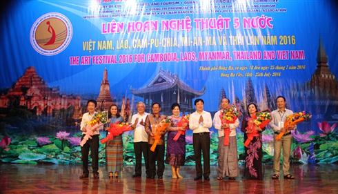 Inauguran Festival artístico Vietnam-Laos-Camboya-Myanmar-Tailandia en Quang Tri