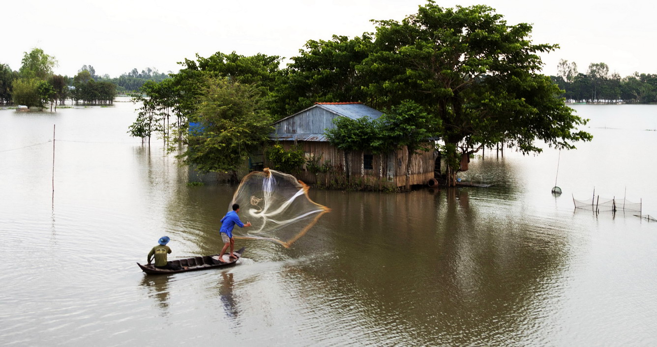 Agricultores del Delta del río Mekong en época de crecidas