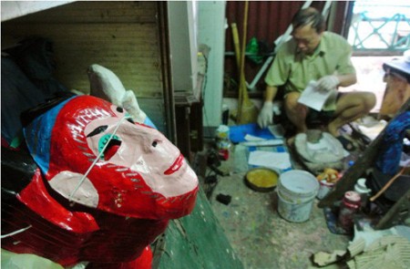 Única familia fabricante de tradicionales máscaras de cartulina en Hanoi