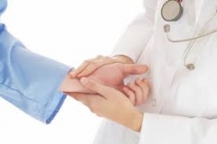 Ba Van Khuong, un médico entregado a sus pacientes