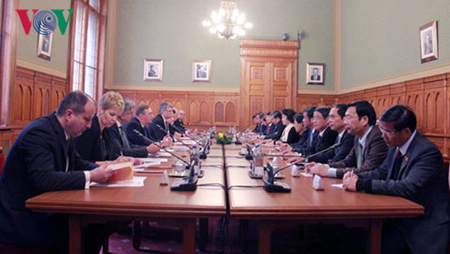 Presidenta del Parlamento vietnamita conversa con homólogo húngaro en Budapest