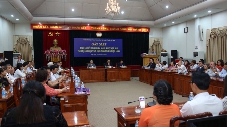 El presidente del Frente de la Patria recibe a representantes de empresas nacionales ejemplares