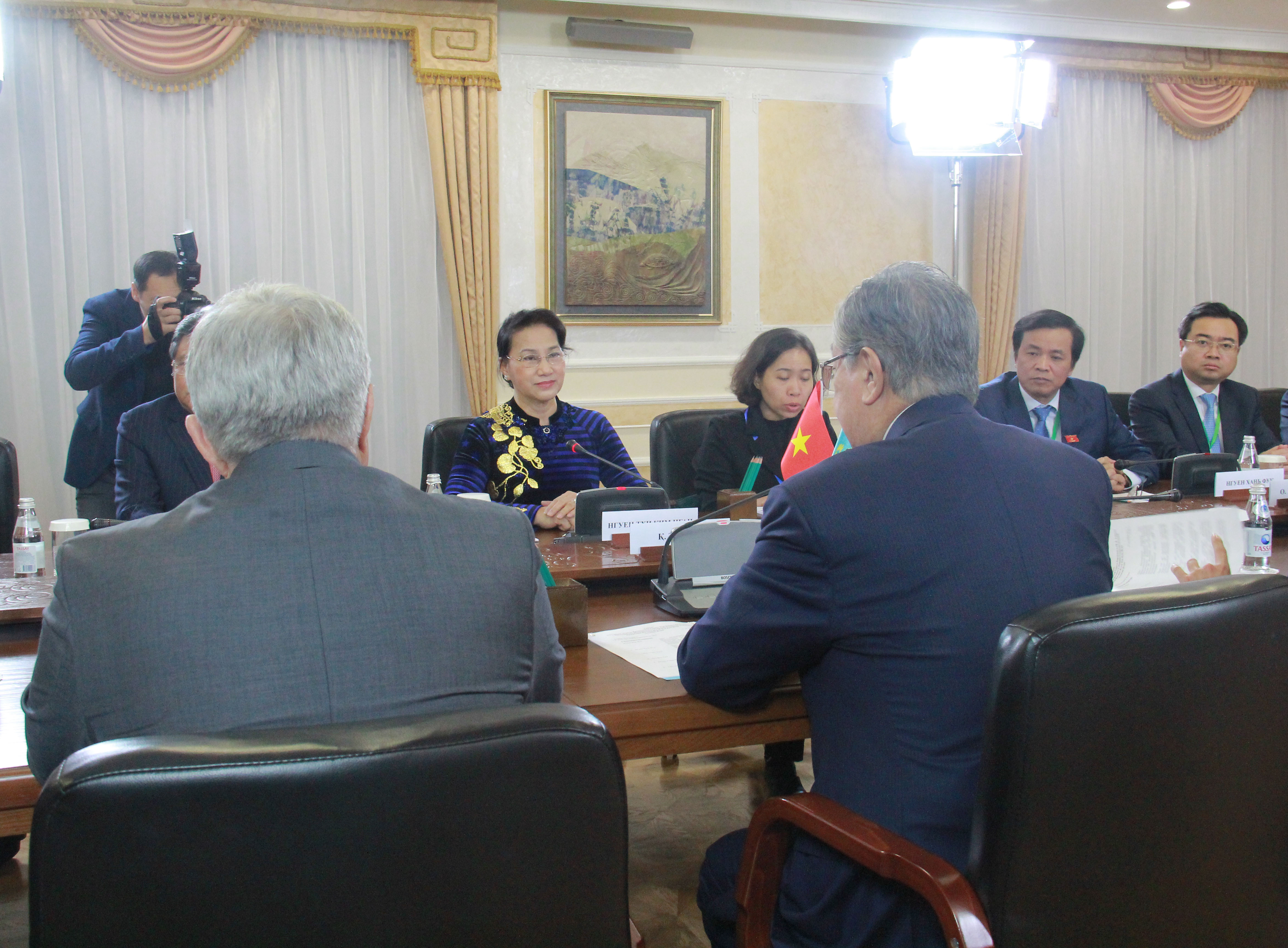 La presidenta del Parlamento vietnamita dialoga con el titular de la Cámara Baja de Kazajistán