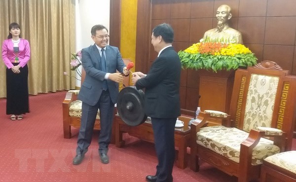 Dirigente de Laos en Vietnam para estrechar lazos binacionales