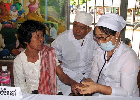 Agradecimiento del pueblo camboyano hacia médicos voluntarios vietnamitas