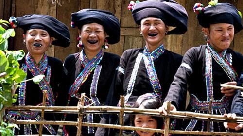 Las mujeres Lu y su costumbre de teñirse de negro los dientes