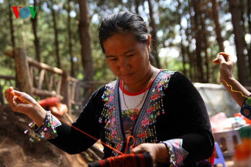 Moc Chau desarrolla la economía con el tejido de brocado tradicional