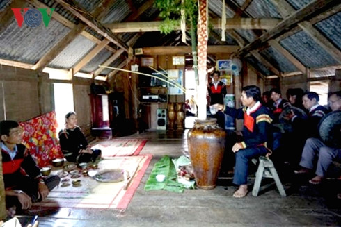 Recipiente de aguardiente: objeto sagrado de la etnia Ede en Vietnam