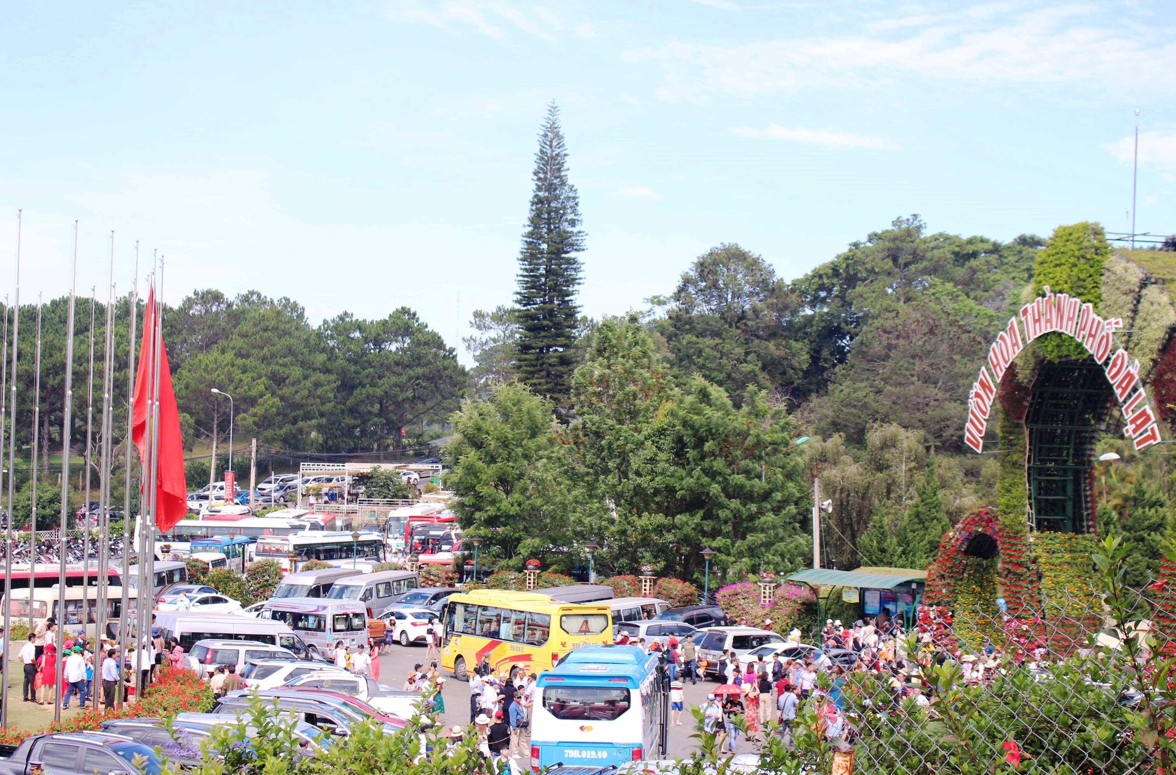 Concurridos sitios turísticos e históricos de Vietnam en los días feriados