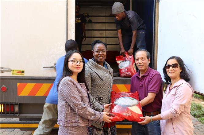 Comunidad vietnamita en Sudáfrica envía ayudas humanitarias a Zimbabue