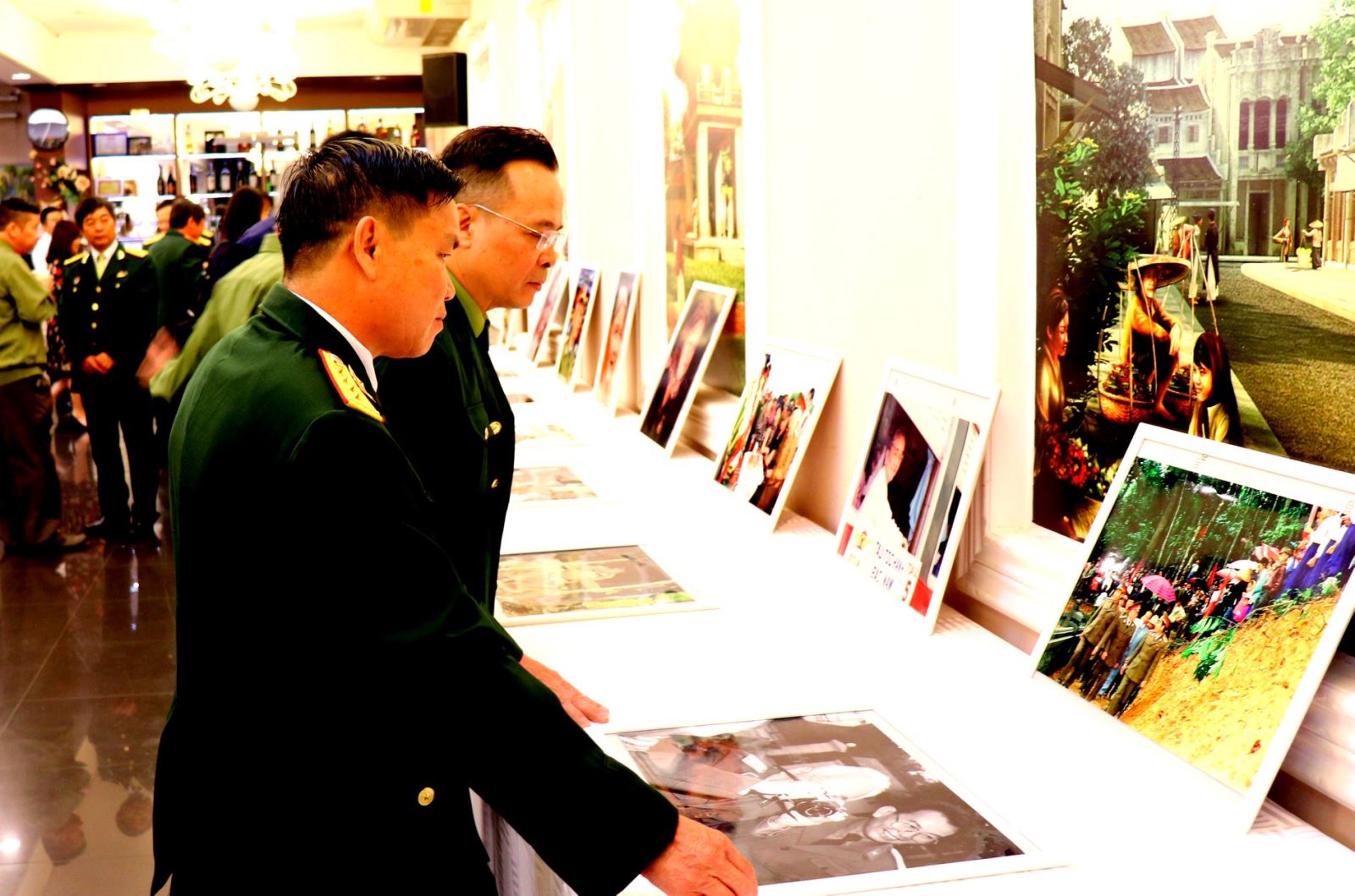 Compatriotas vietnamitas en Polonia recuerdan a los caídos por la Patria