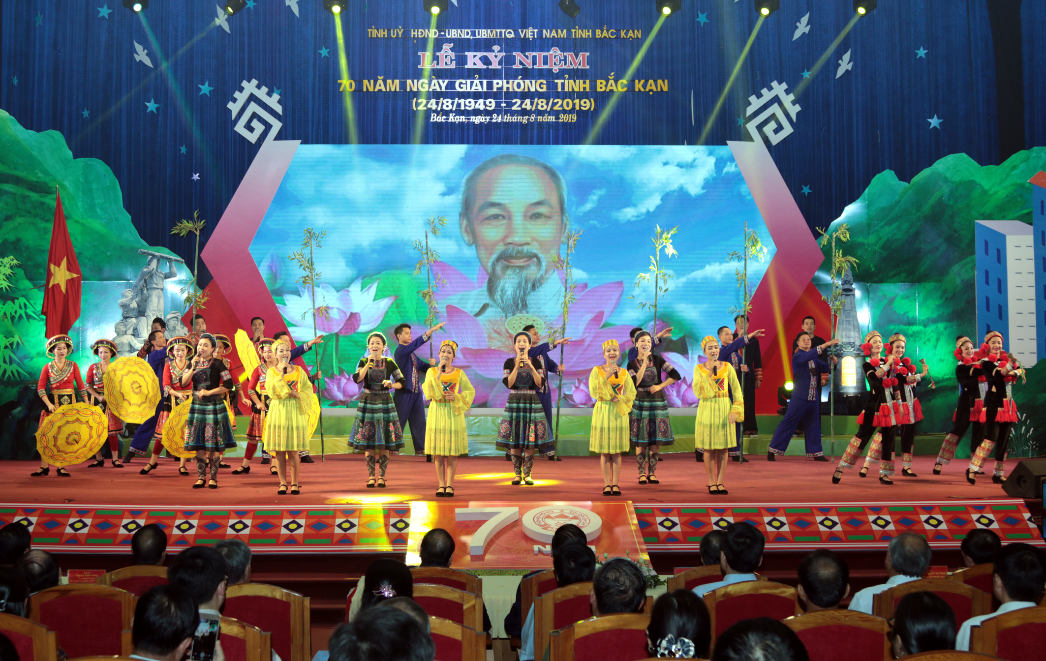 Primer ministro vietnamita asiste al acto por el 70 aniversario de la liberación de Bac Can