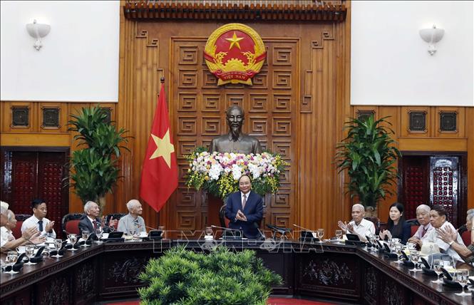 Primer ministro vietnamita se reúne con los encargados de servir y proteger al presidente Ho Chi Minh