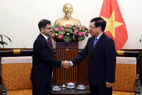 Vicepremier vietnamita recibe al nuevo embajador indio