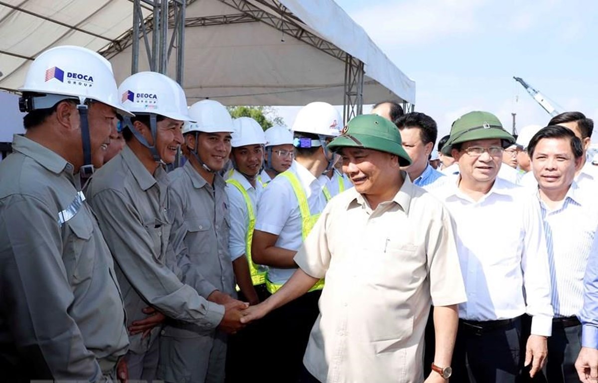 Premier vietnamita inspecciona la construcción de autopista Trung Luong-My Thuan
