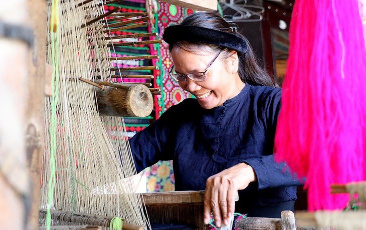 El tradicional arte de tejer de la etnia Tay en Cao Bang
