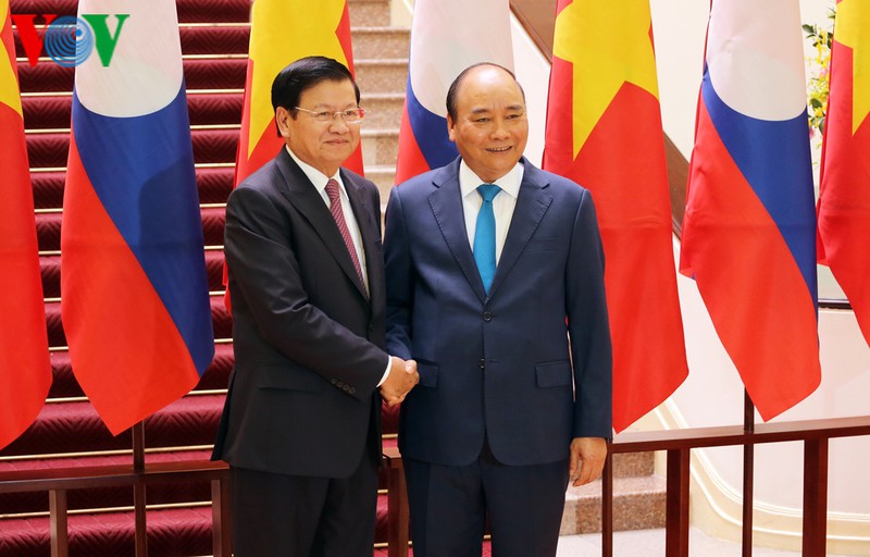 Primeros ministros de Vietnam y Laos dialogan sobre relaciones bilaterales