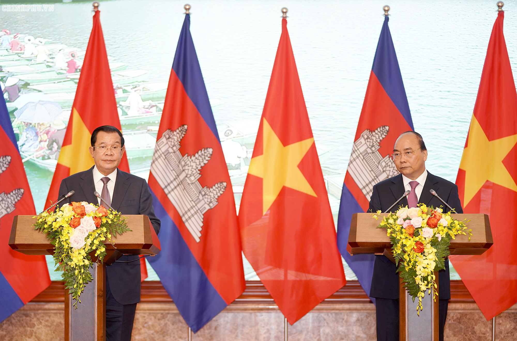 Premieres de Vietnam y Camboya copresiden una rueda de prensa conjunta