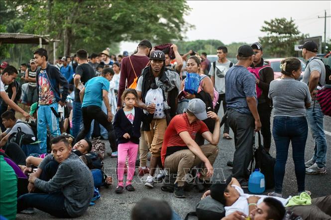 Centenares de inmigrantes acampan en la frontera de México y Estados Unidos