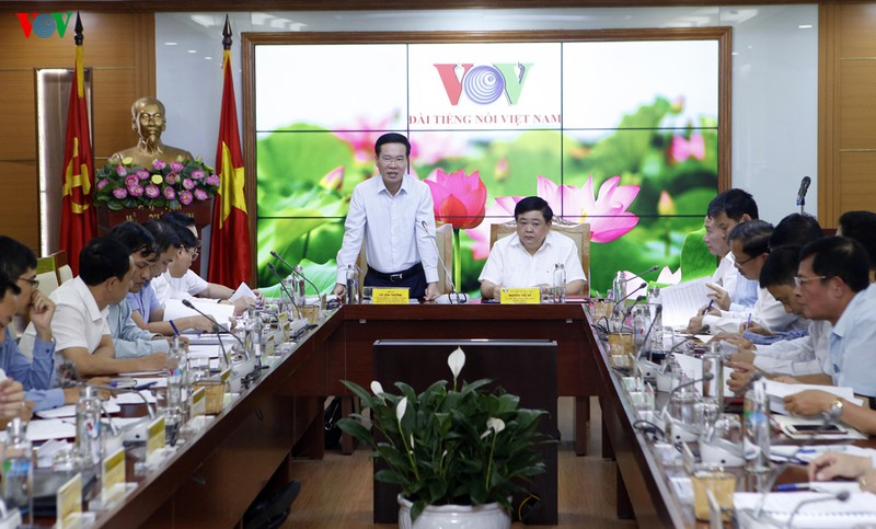 Dirigente partidista trabaja con la Voz de Vietnam sobre el combate a la corrupción